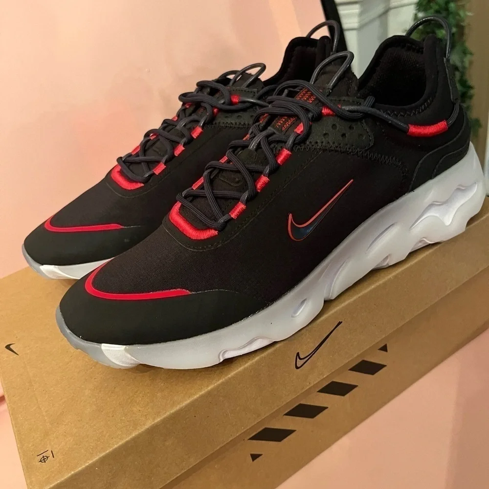 NEW IN BOX -NIKE REACT LIVE SE-